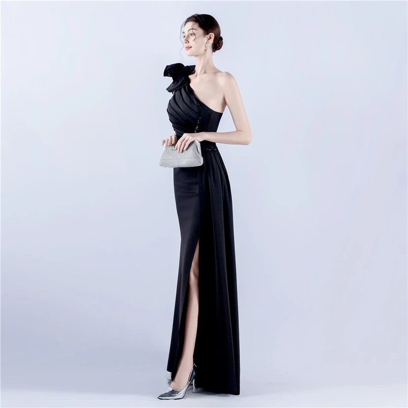 Vestido de noche de satén plisado con hombros descubiertos y escote alto, bordado a mano con cuentas y flores, para mujer. view 5