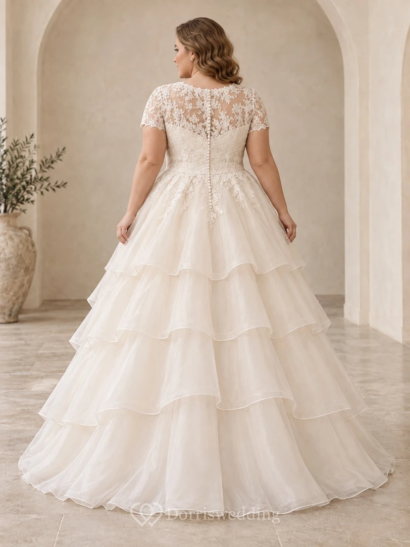 Vestido de novia modesto de encaje con escote redondo, mangas cortas y capas de tul en cascada. view 2