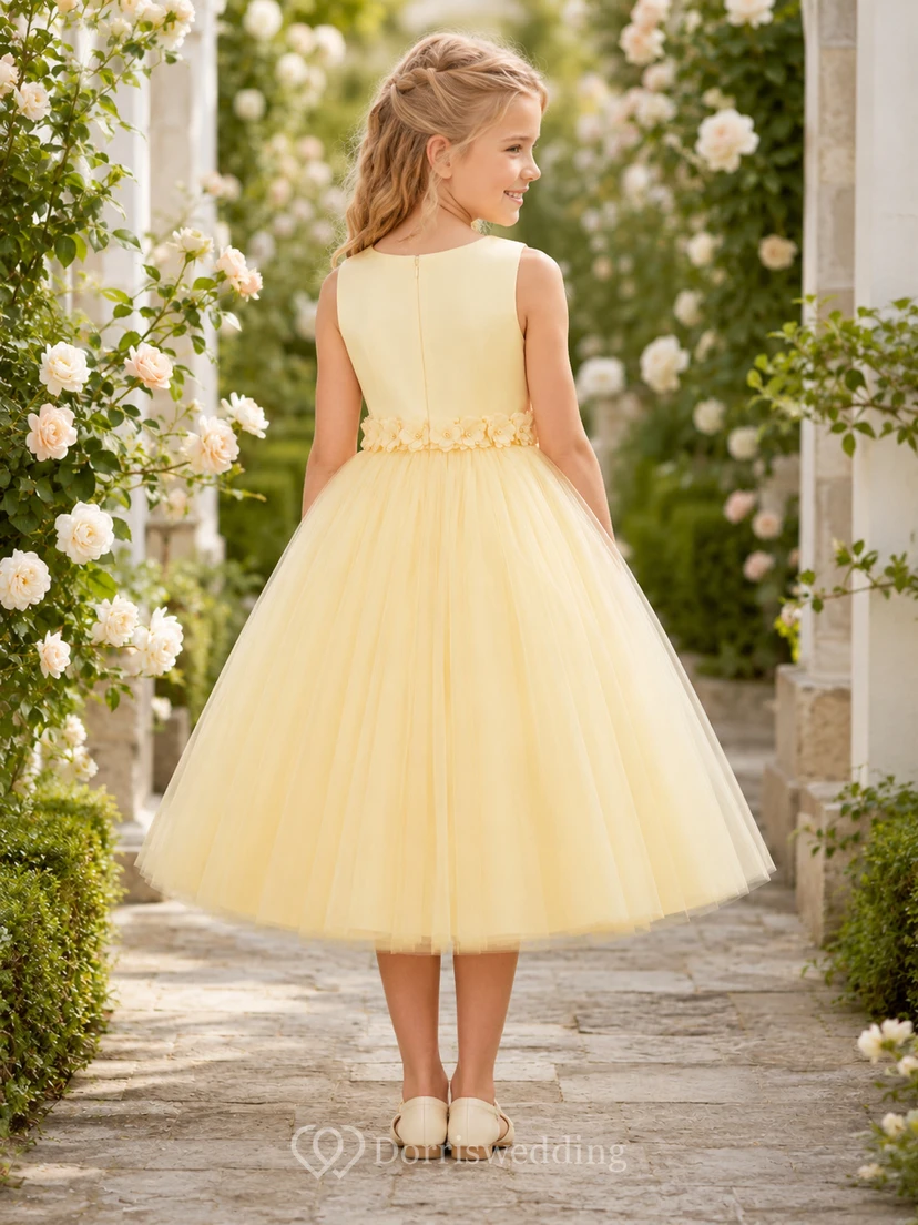 Robe de demoiselle d'honneur jaune beurre en tulle, coupe trapèze, avec applications florales sans manches et volants. view 2