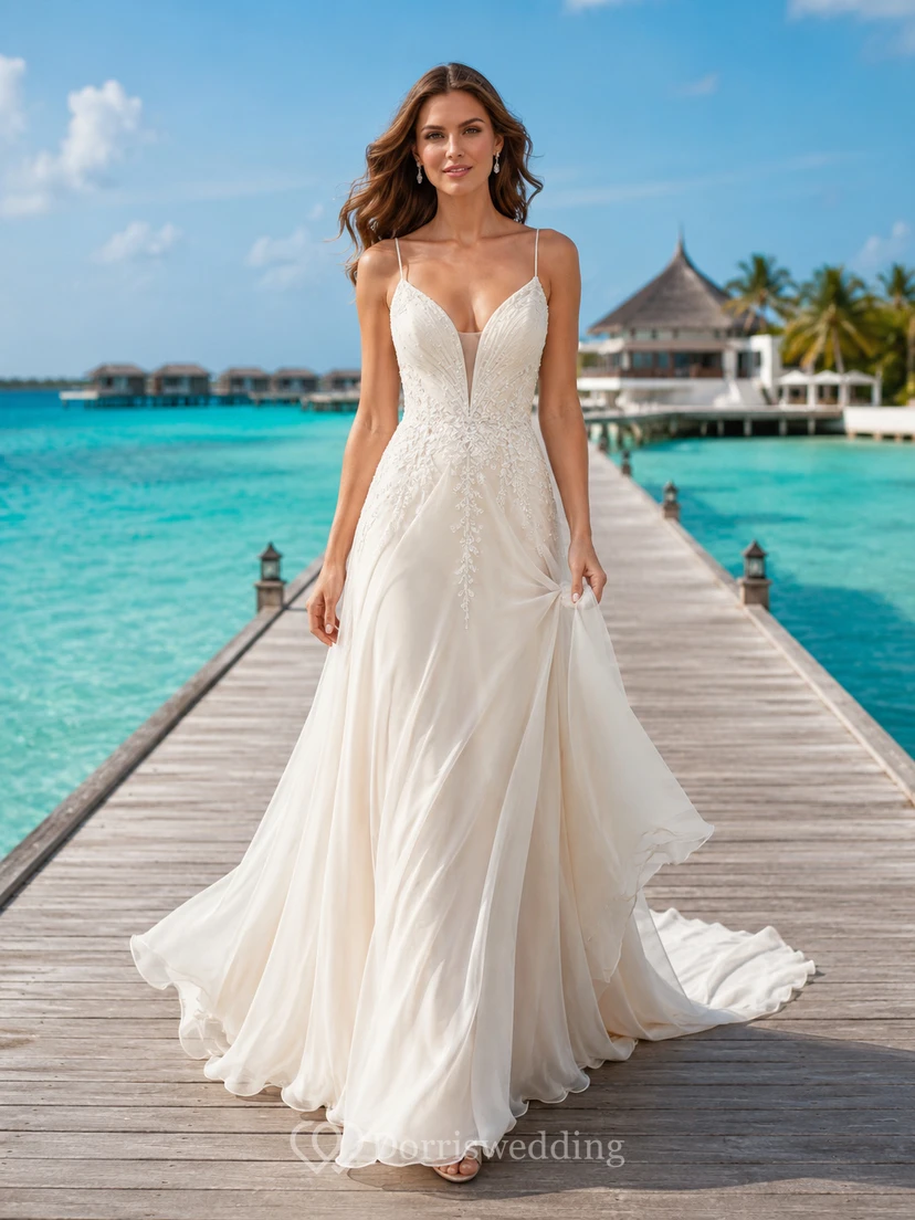 Robe de mariée de style resort en mousseline de soie, décolleté plongeant en V, coupe trapèze, traîne, dentelle