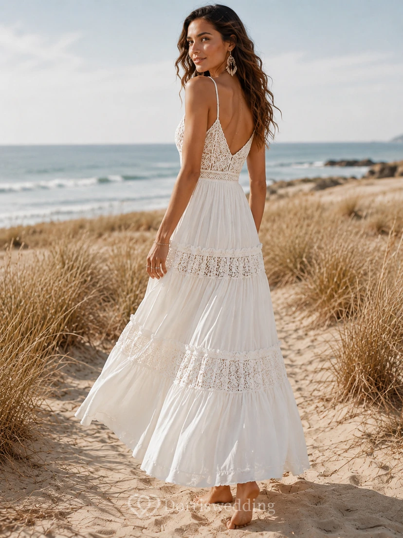 Robe de mariée bohème de plage avec bretelles spaghetti, corsage en dentelle et jupe longue à volants view 2