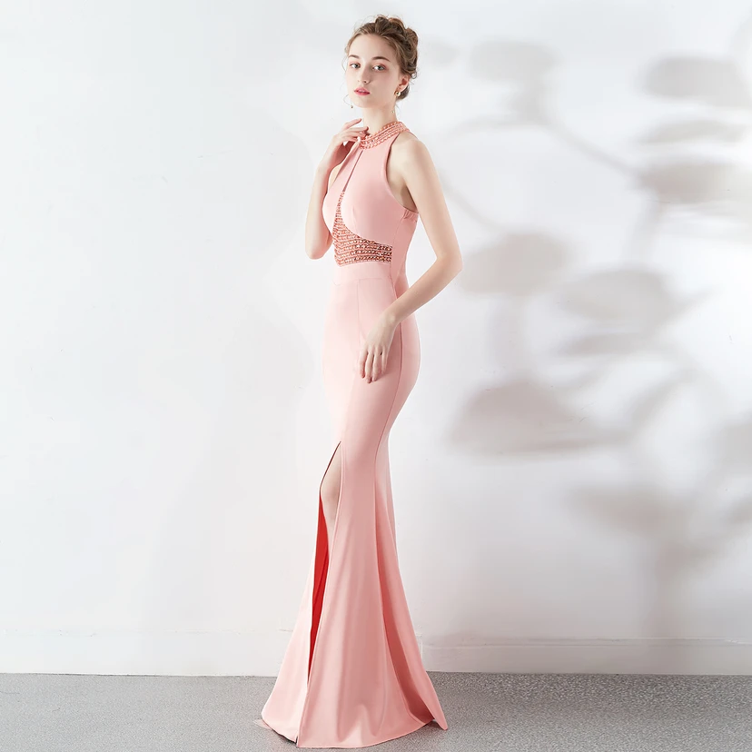 Robe de mariée longue rouge à traîne et col halter, style automne, pour un banquet de mariage ou une soirée. view 20