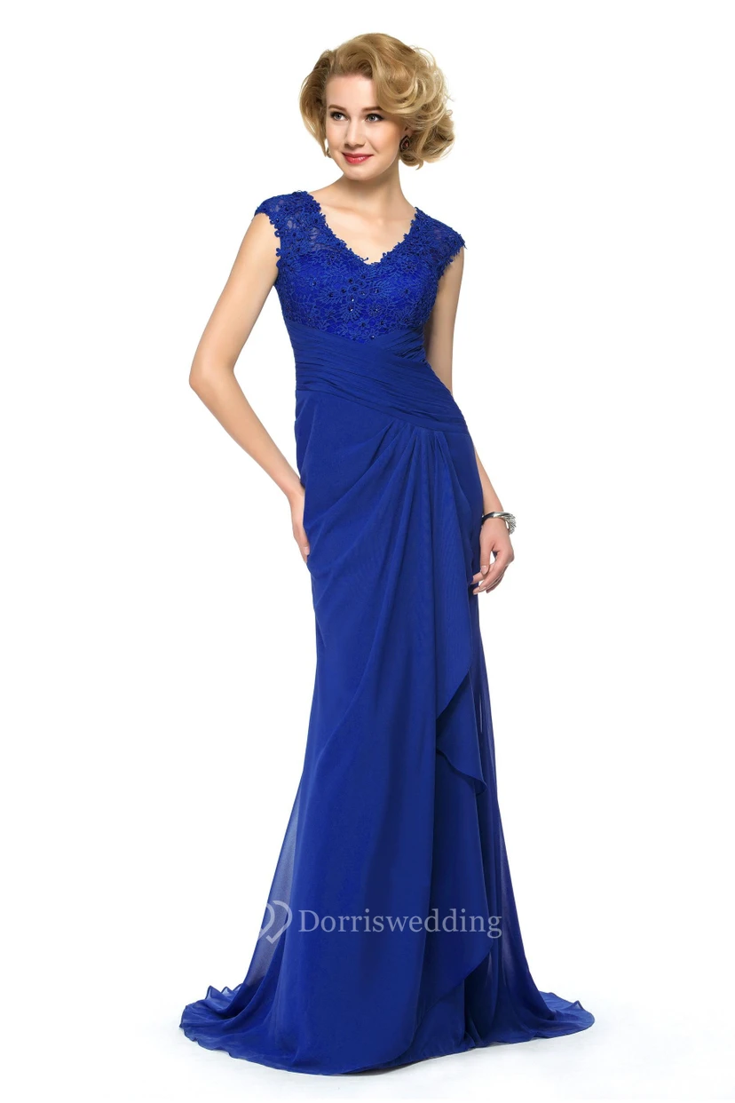 Elegante vestido tubo de gasa y encaje con escote en V, mangas cortas y abertura en forma de ojo de cerradura.