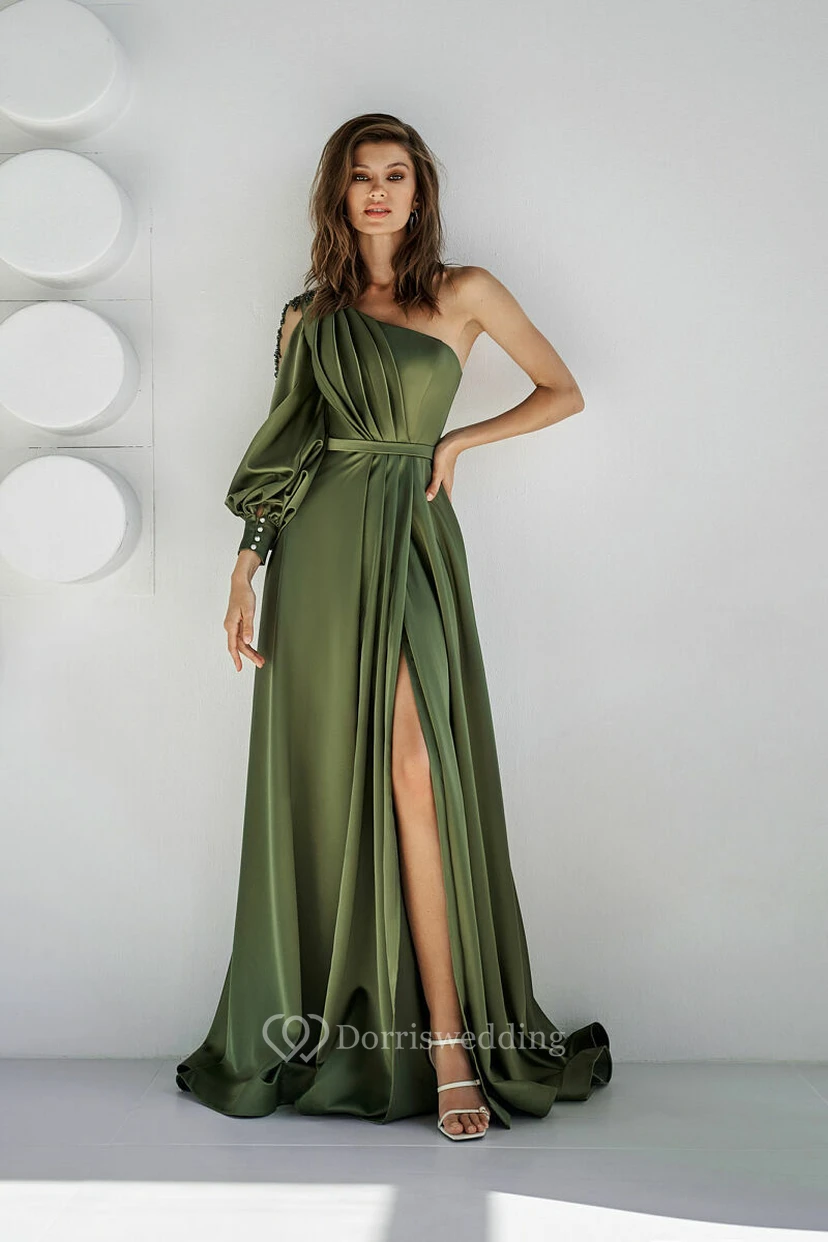 Vestido asimétrico de satén verde con abertura frontal y un solo hombro