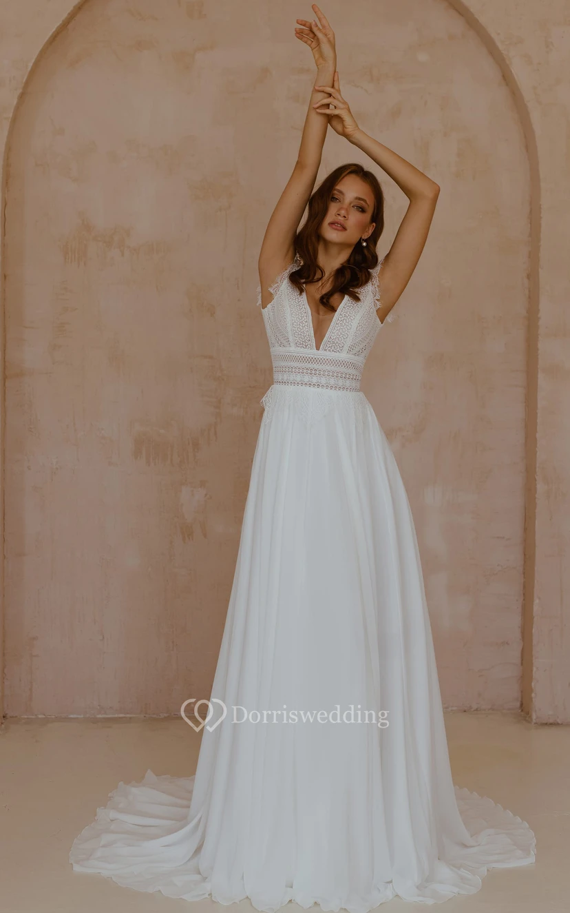 Robe de mariée bohème en mousseline de soie et dentelle, col en V, coupe trapèze, manches courtes, longueur au sol et traîne. view 3