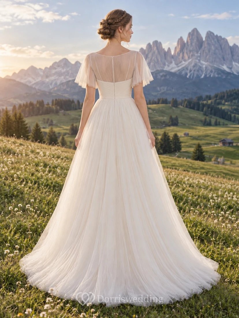 Vestido de novia romántico de corte A con escote joya, tul, mangas cortas y cola larga. view 2
