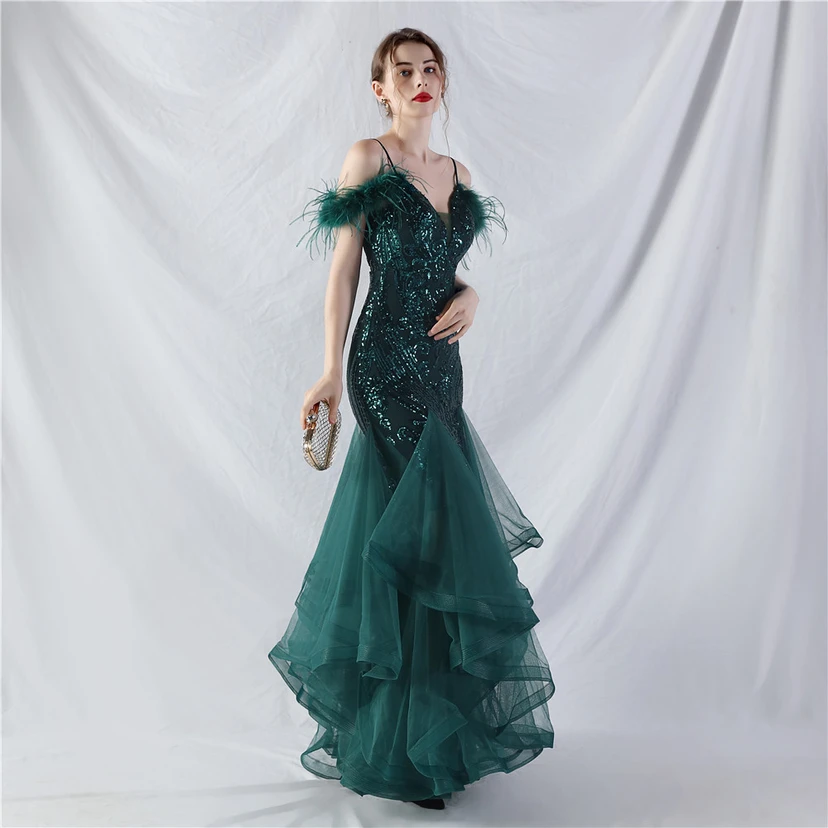 Robe de danse artisanale en filet rigide orné de plumes d'autruche, de perles et de fleurs, confectionnée en maille. view 53
