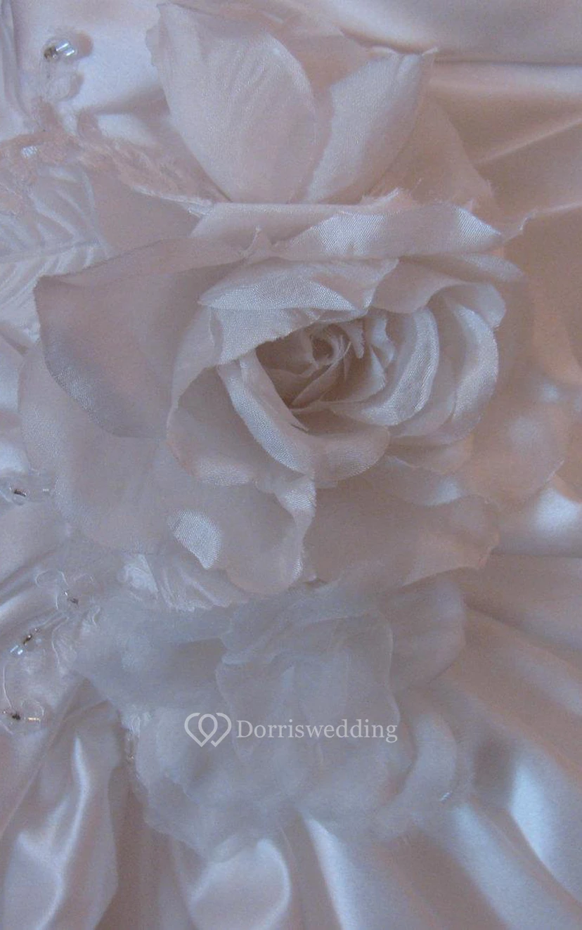 Vestido de tafetán de corte A con escote corazón, fruncidos y flores. view 3