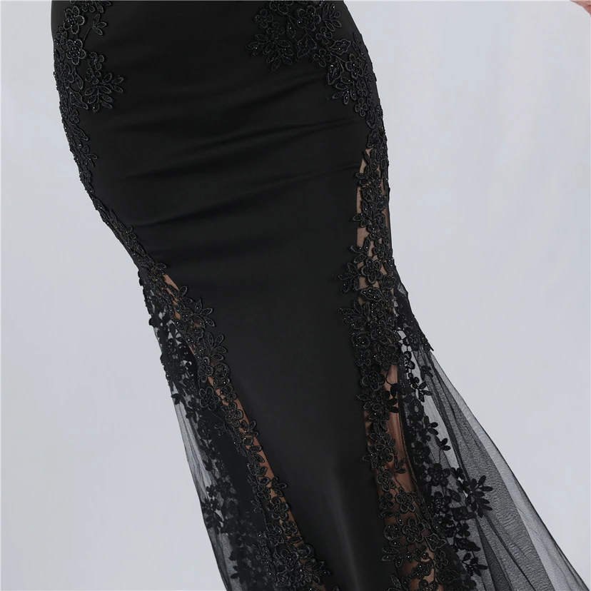 Robe de soirée à col montant en dentelle et perles, ornée d'un gilet à chevrons et d'un haut en dentelle. view 10