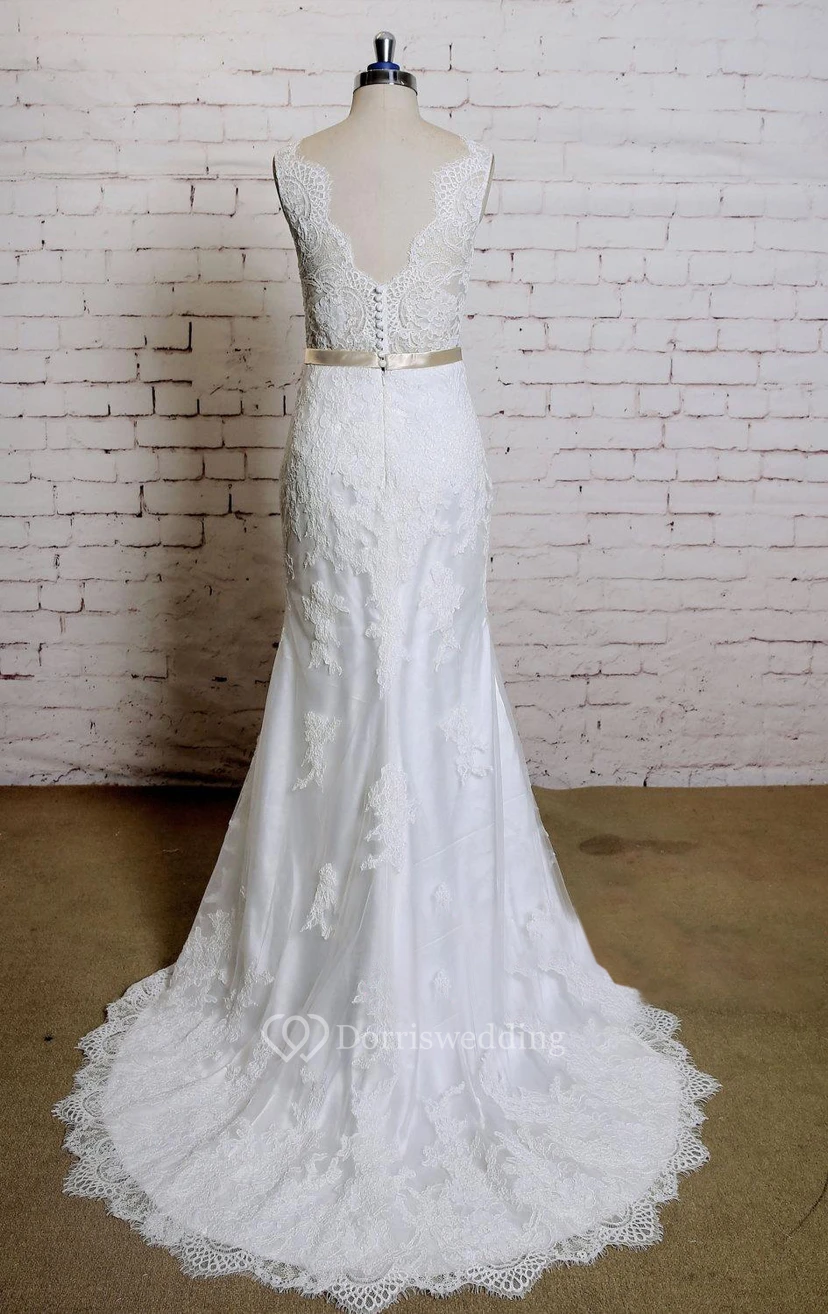 Robe sirène sans manches en dentelle à col V festonné et ceinture en satin view 2