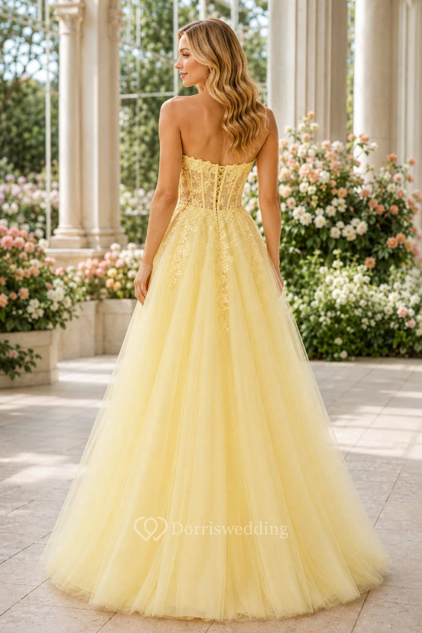 Narzissengelbes, trägerloses Tüll-Ballkleid mit floralen Applikationen am Oberteil view 2