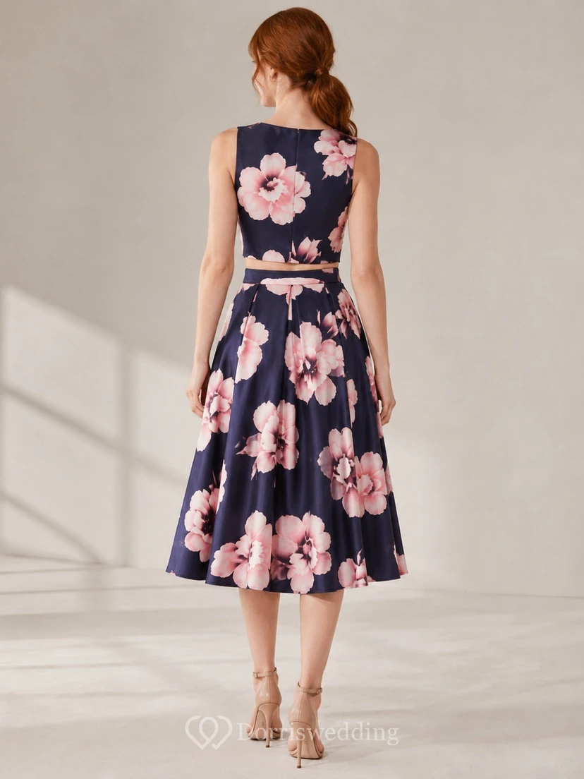 Robe d'invitée romantique bleu marine foncé à fleurs et col rond, coupe trapèze, longueur thé view 2