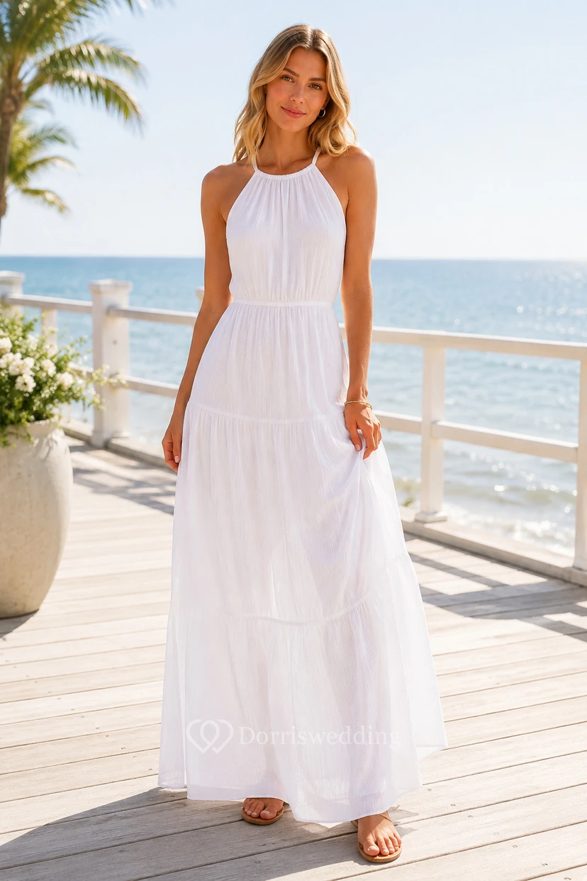 Vestido de invitada de boda blanco de gasa, corte A, escote halter, sin mangas, largo hasta el suelo.