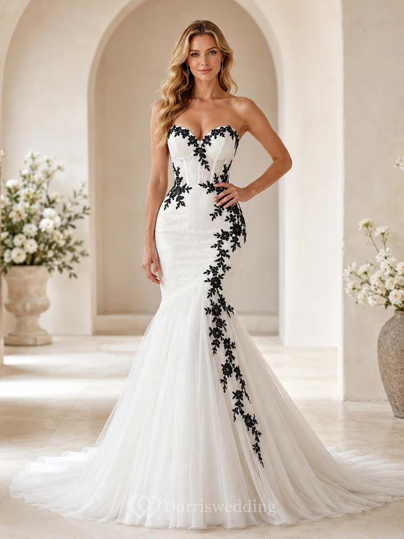 Schwarzes, trägerloses Brautkleid im Meerjungfrauenstil mit floralen Applikationen, herzförmigem Herzausschnitt, Tüllschleppe und langer Schleppe