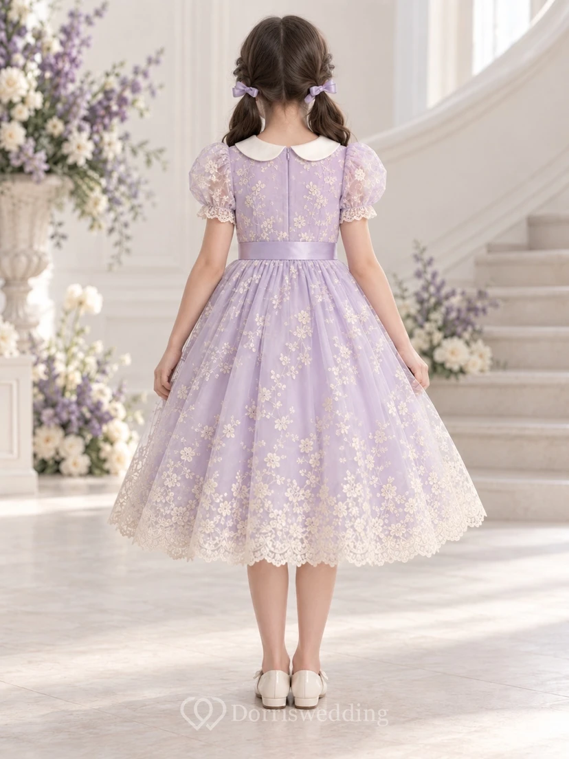 Vestido de niña de flores vintage de corte A con encaje, mangas abullonadas y cuello Peter Pan, color lavanda floral, largo hasta la rodilla. view 2