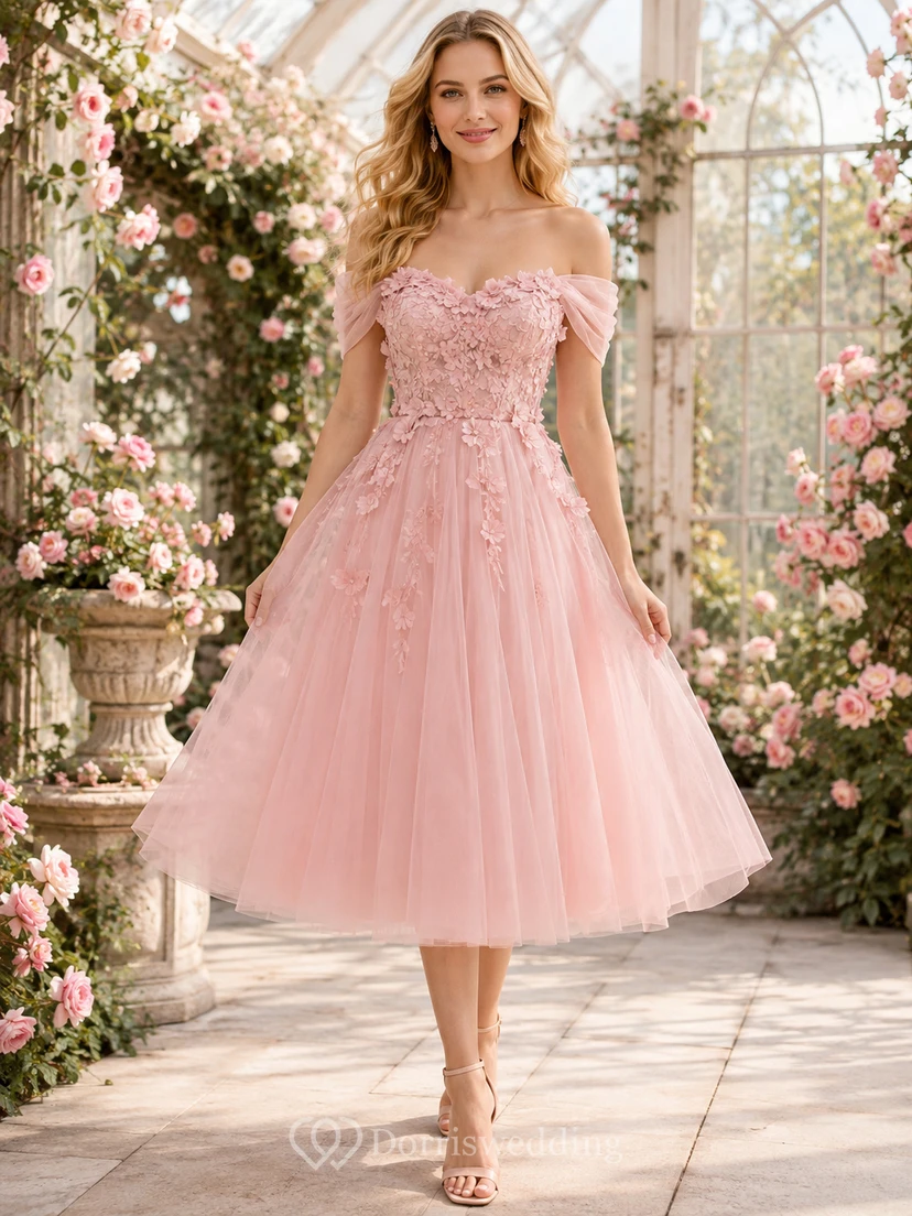 Vestido de dama de honor/invitada de corte A, largo midi, de tul con apliques florales y hombros descubiertos, color rosa empolvado, estilo romántico.