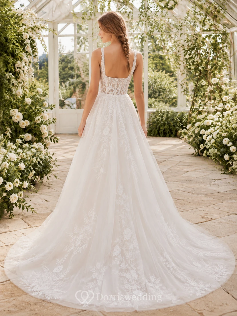 Robe de mariée romantique en dentelle et tulle, coupe trapèze, col carré, bretelles carrées, style chapelle, style jardin. view 2