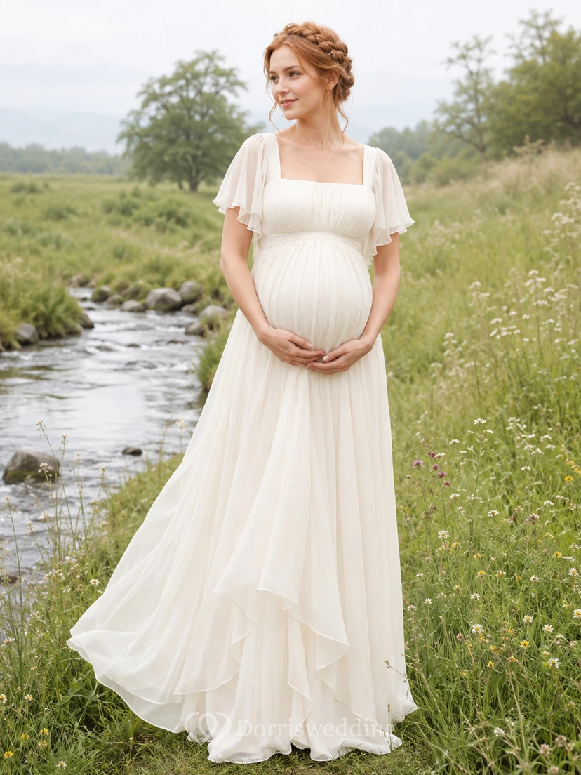 Elfenbeinfarbenes Umstandskleid aus Chiffon mit flatternden Ärmeln im Empire-Stil