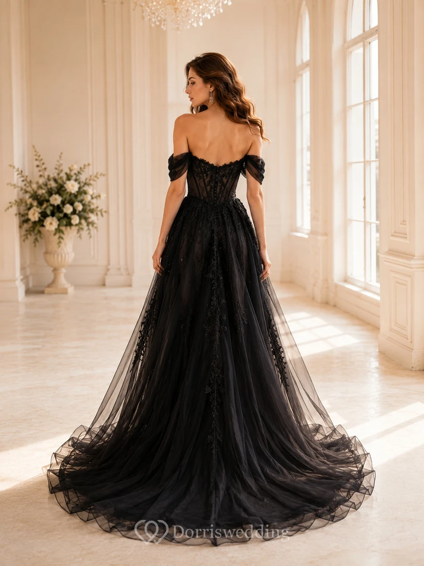 Robe de mariée romantique noire en tulle, bustier épaules dénudées, coupe trapèze view 2