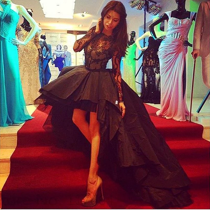 Vestido de fiesta negro sexy de manga larga con encaje y corte asimétrico.