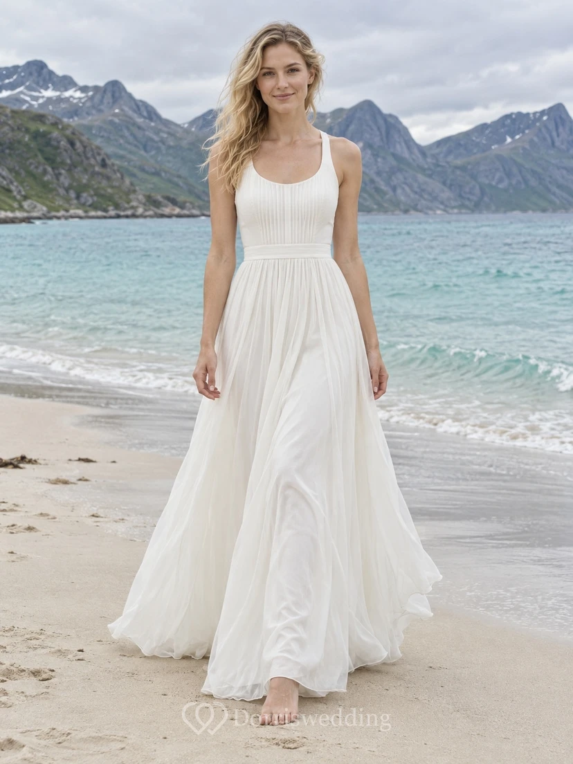Vestido de novia sencillo de voile de algodón con escote redondo, corte en A, espalda deportiva y cintura fruncida.