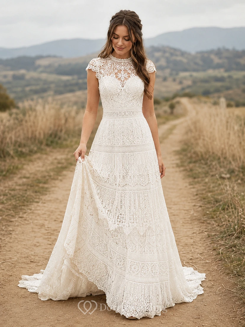 Robe de mariée champêtre en dentelle, coupe trapèze, col carré, manches courtes et traîne.