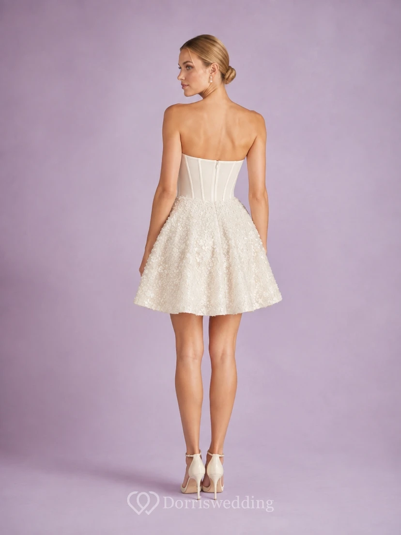 Robe de cocktail courte ivoire sans bretelles, corset, ornée de fleurs et de perles, coupe trapèze, élégante et raffinée, idéale pour un bal de fin d'année. view 2
