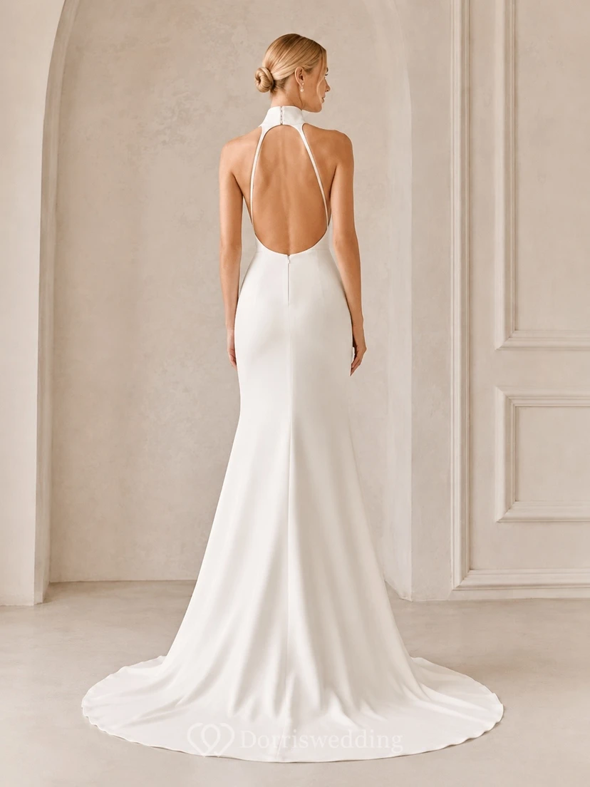 Vestido de novia sencillo de corte recto con cuello alto, espalda descubierta y cola larga view 2