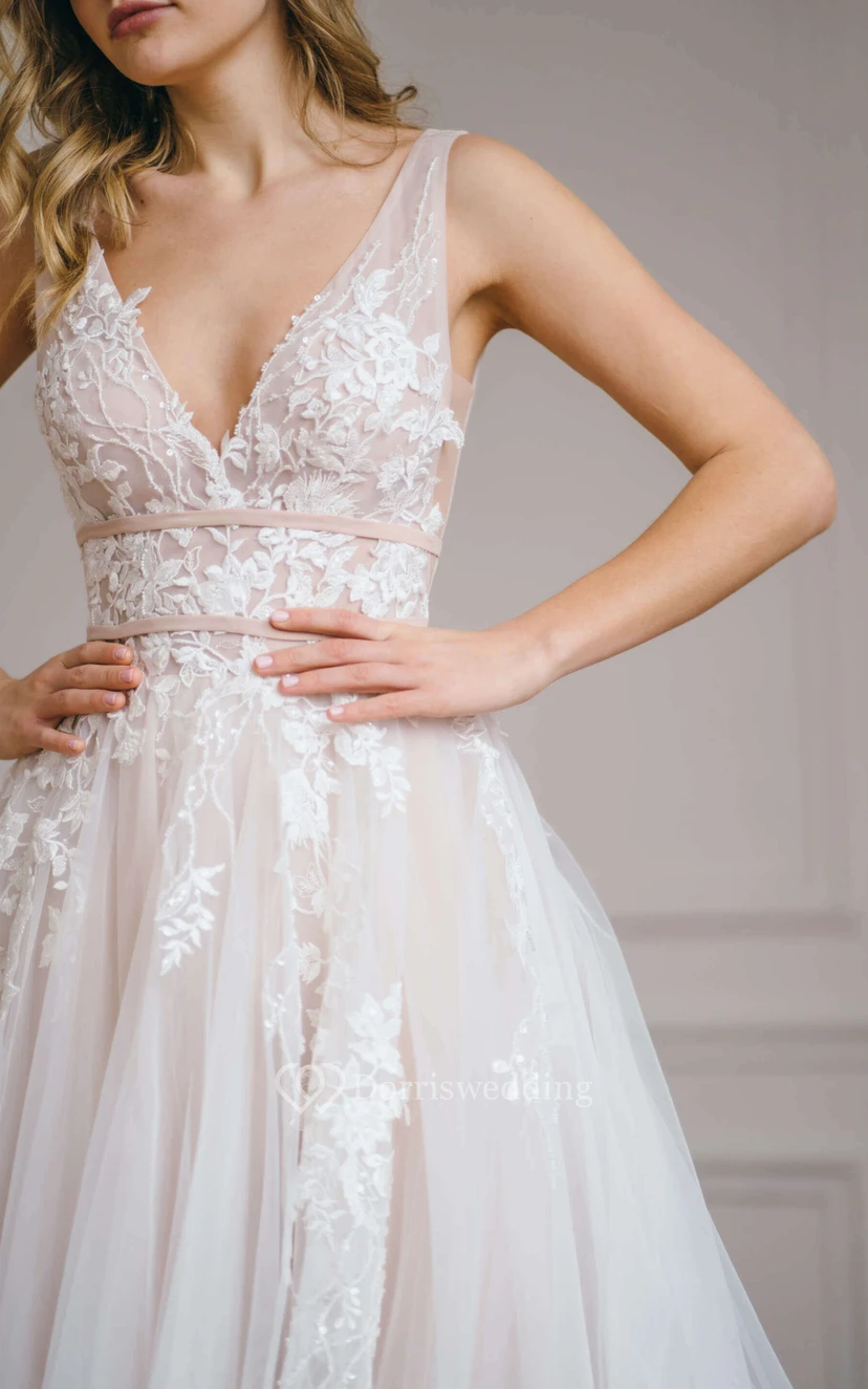Ätherisches, bodenlanges, ärmelloses Brautkleid in A-Linie mit offener Rückseite und Applikationen aus Spitze view 3