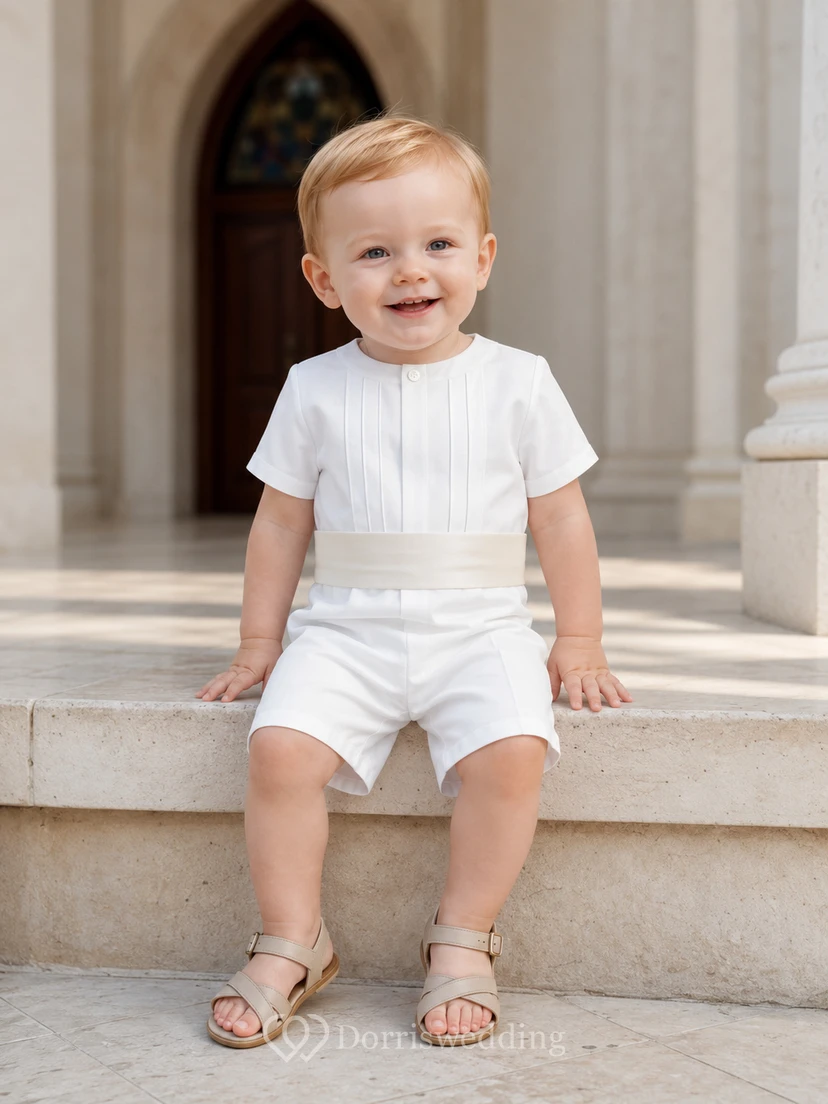 Minimalistisches weißes Kurzarm-Taufoutfit mit Abnähern und Schärpe für Jungen