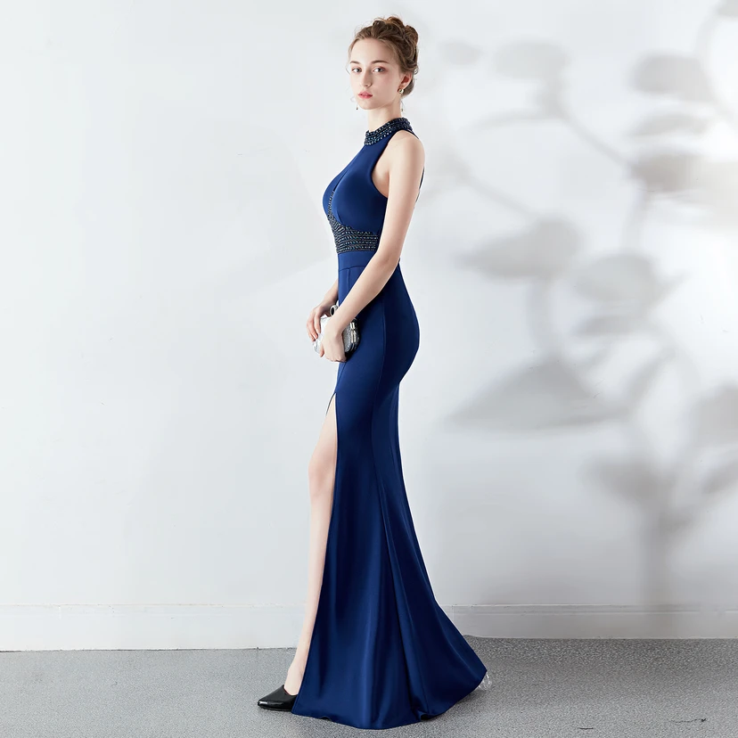 Robe de mariée longue rouge à traîne et col halter, style automne, pour un banquet de mariage ou une soirée. view 12