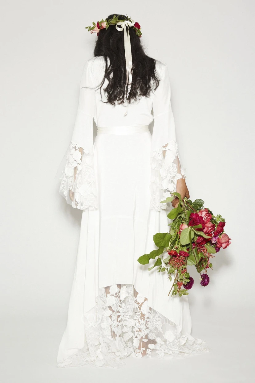 Weißes Boho-Hochzeitskleid aus Spitze in Übergröße mit Glockenärmeln | Lässiges Maxikleid im Stil der 70er Jahre view 2