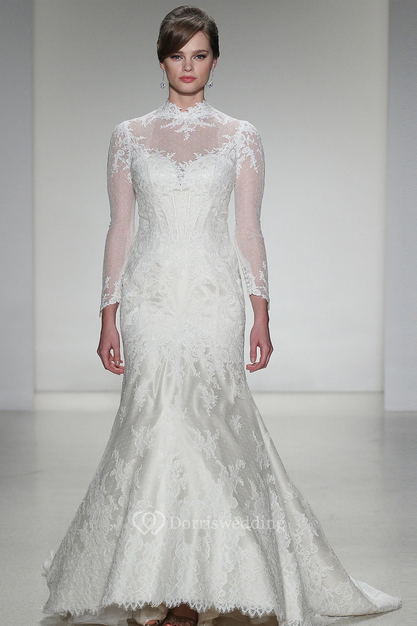 Vestido de novia maxi de encaje con cuello alto, mangas largas y corte trompeta, con apliques y efecto ilusión.