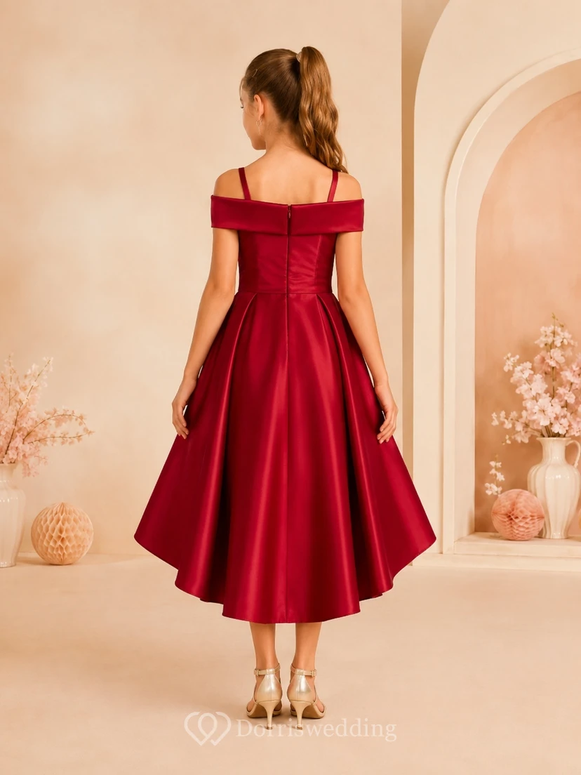 Vestido moderno rojo de satén con hombros descubiertos, corte asimétrico, largo hasta la rodilla, ideal para niñas de las flores. view 2