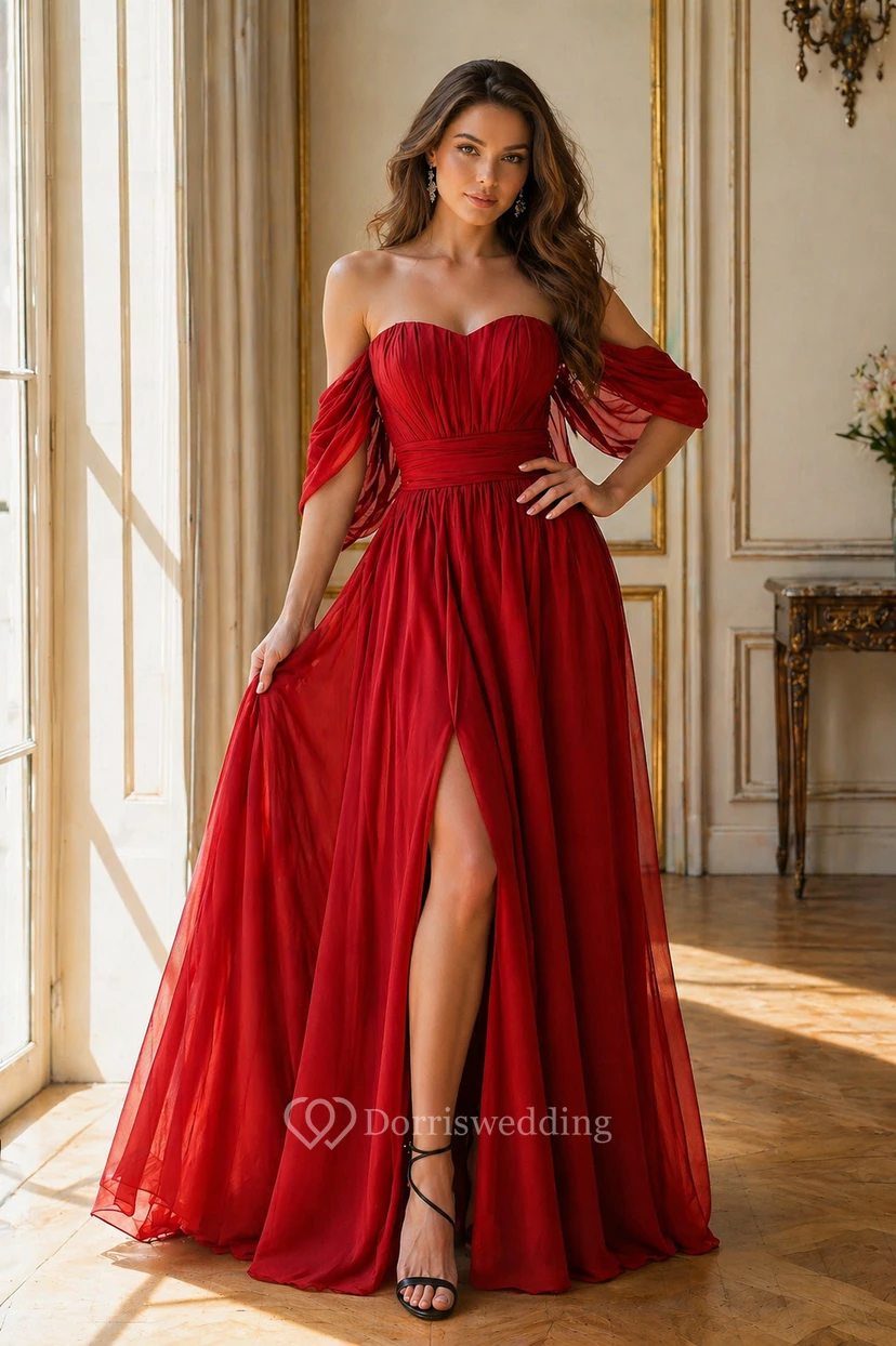 Robe de demoiselle d'honneur longue en mousseline de soie, coupe trapèze, épaules dénudées, décolleté en cœur, fronces et fente sur le devant