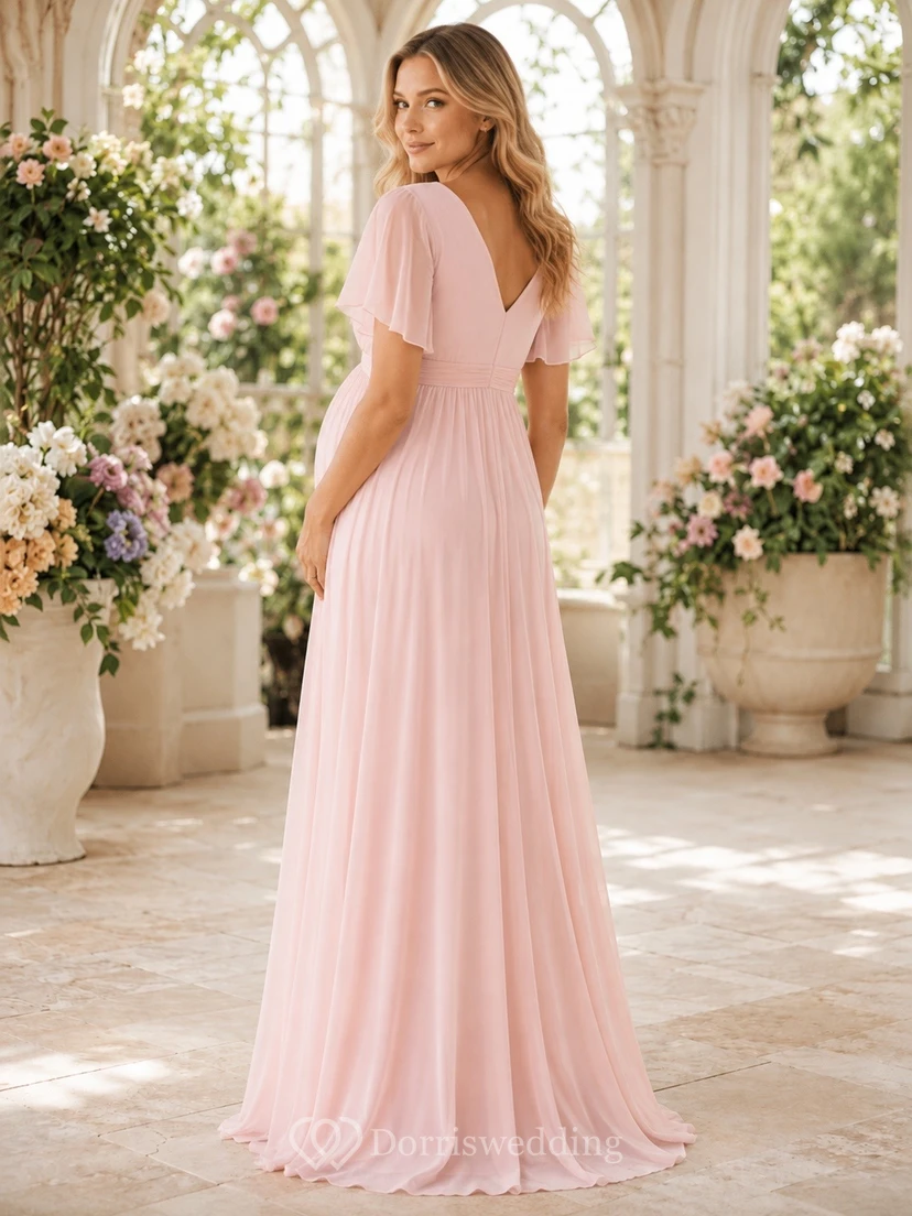 Umstandskleid aus zartrosa Chiffon mit dezentem V-Ausschnitt, flatternden Ärmeln und elegantem Schnitt view 2