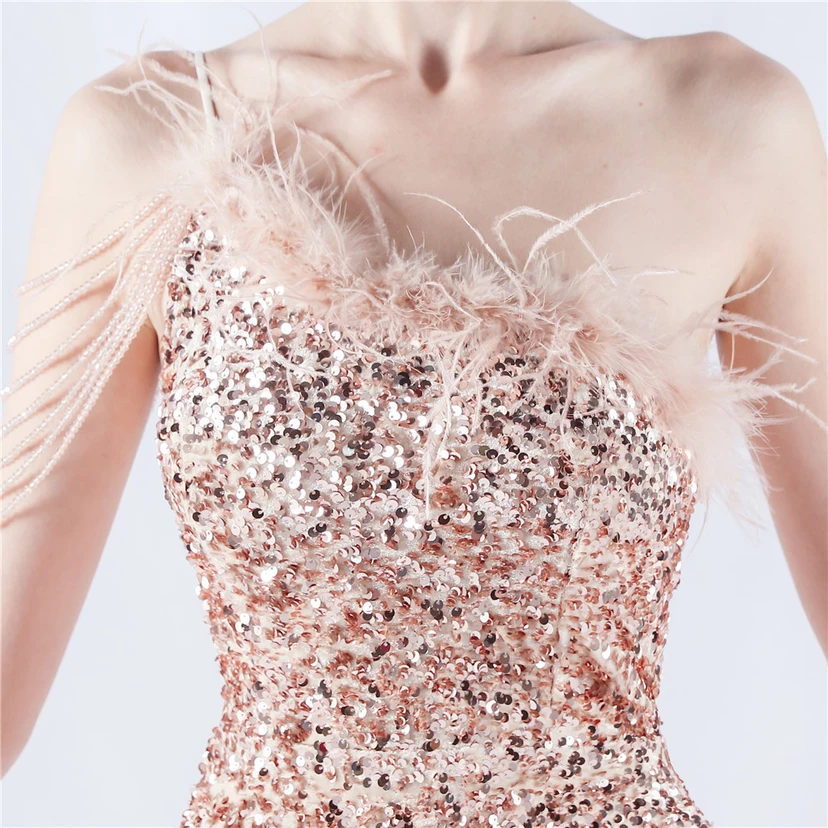 Robe de soirée longue à une épaule, ornée de plumes d'autruche, de perles et de sequins, avec col asymétrique et fente haute. view 65