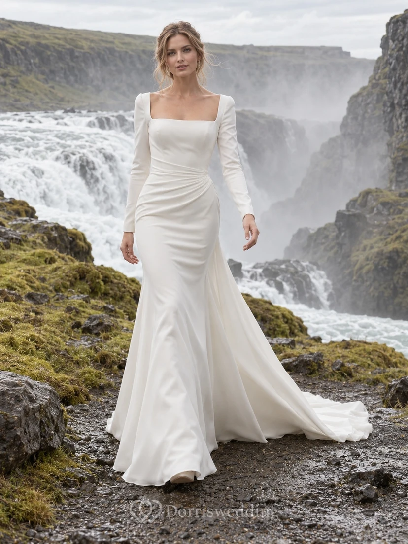 Vestido de novia sencillo de crepé con escote cuadrado, manga larga, corte sirena, cintura fruncida y cola.