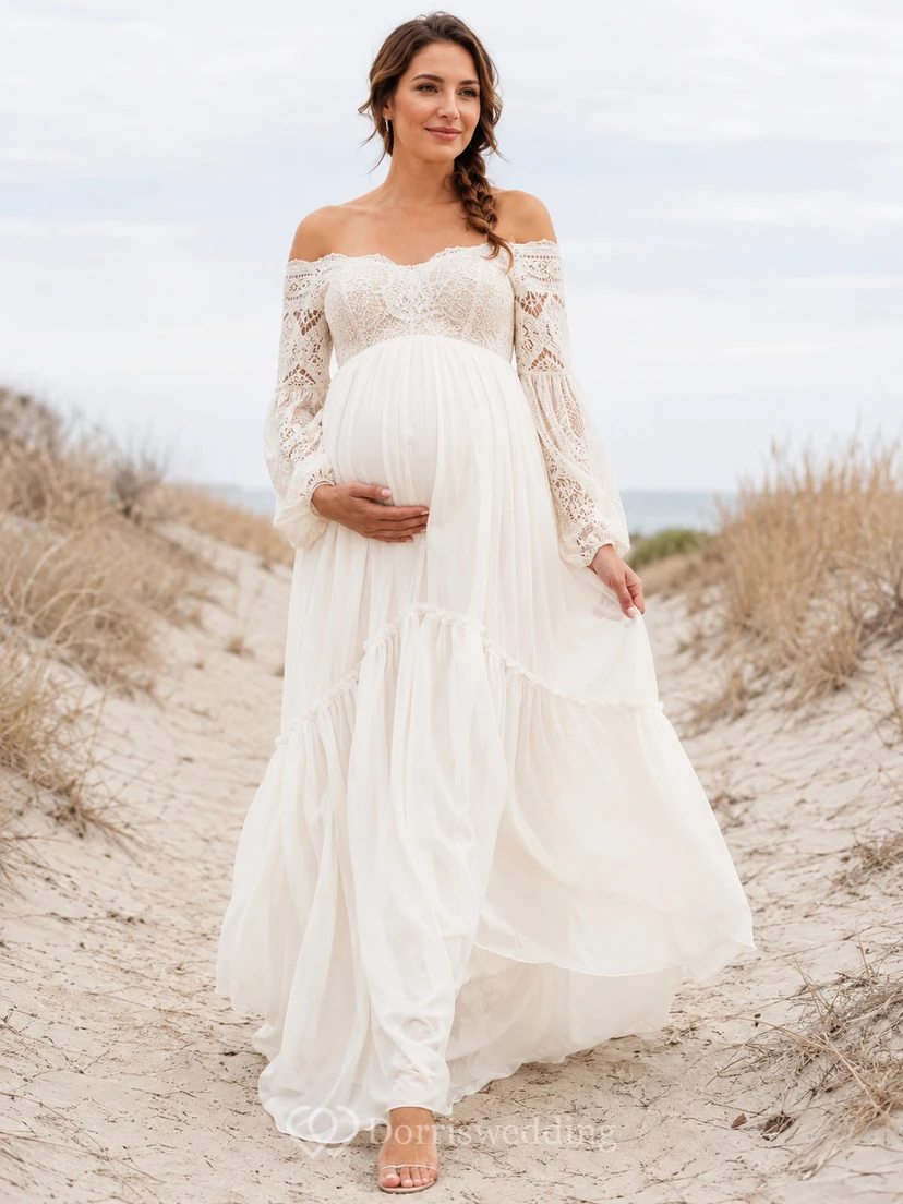 Vestido de novia bohemio de maternidad con hombros descubiertos, mangas largas de encaje ilusión y falda escalonada de gasa.
