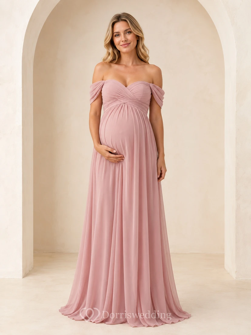 Robe de demoiselle d'honneur de maternité rose poudré, épaules dénudées, décolleté cœur, en mousseline, longueur au sol, style empire.