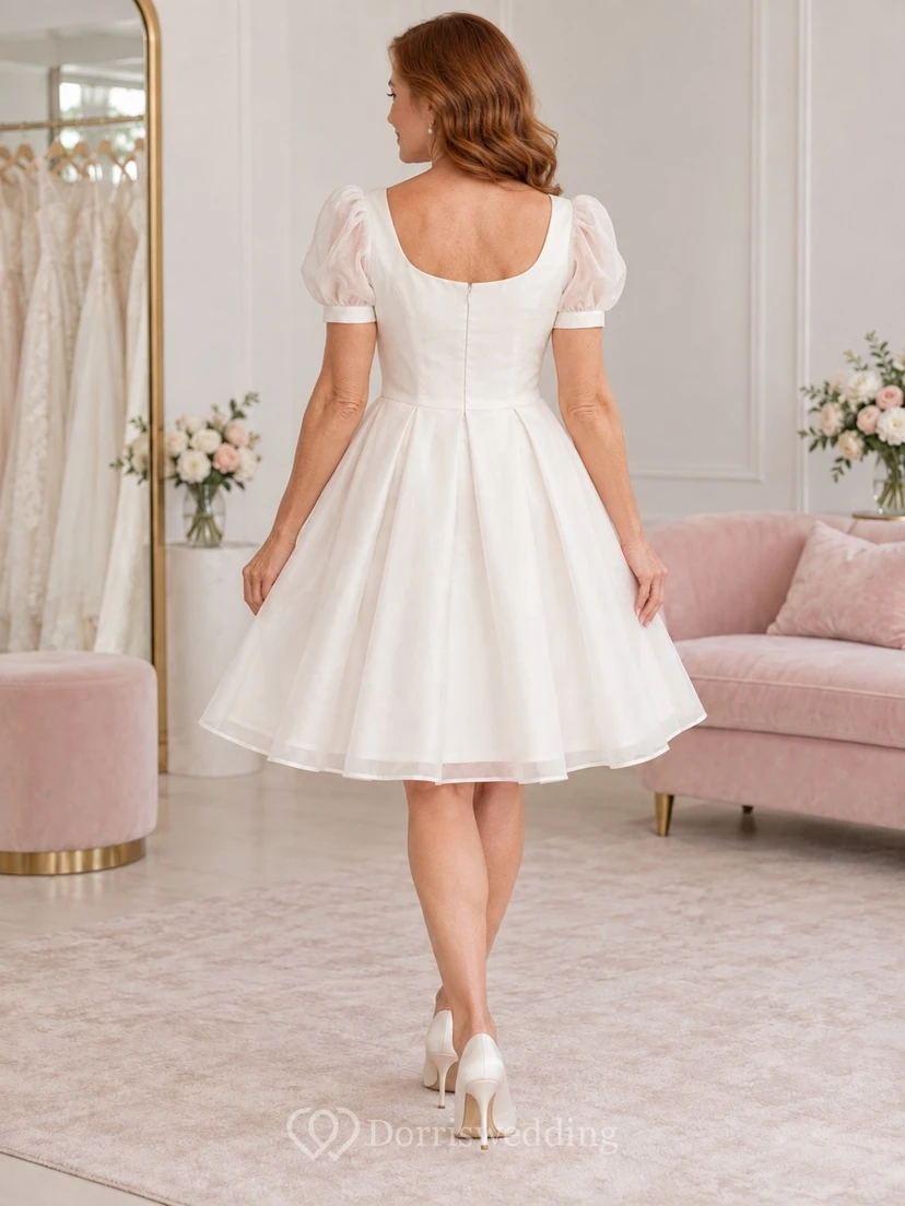 Vestido de novia sencillo y discreto de organza hasta la rodilla para novias mayores, con mangas cortas abullonadas. view 2