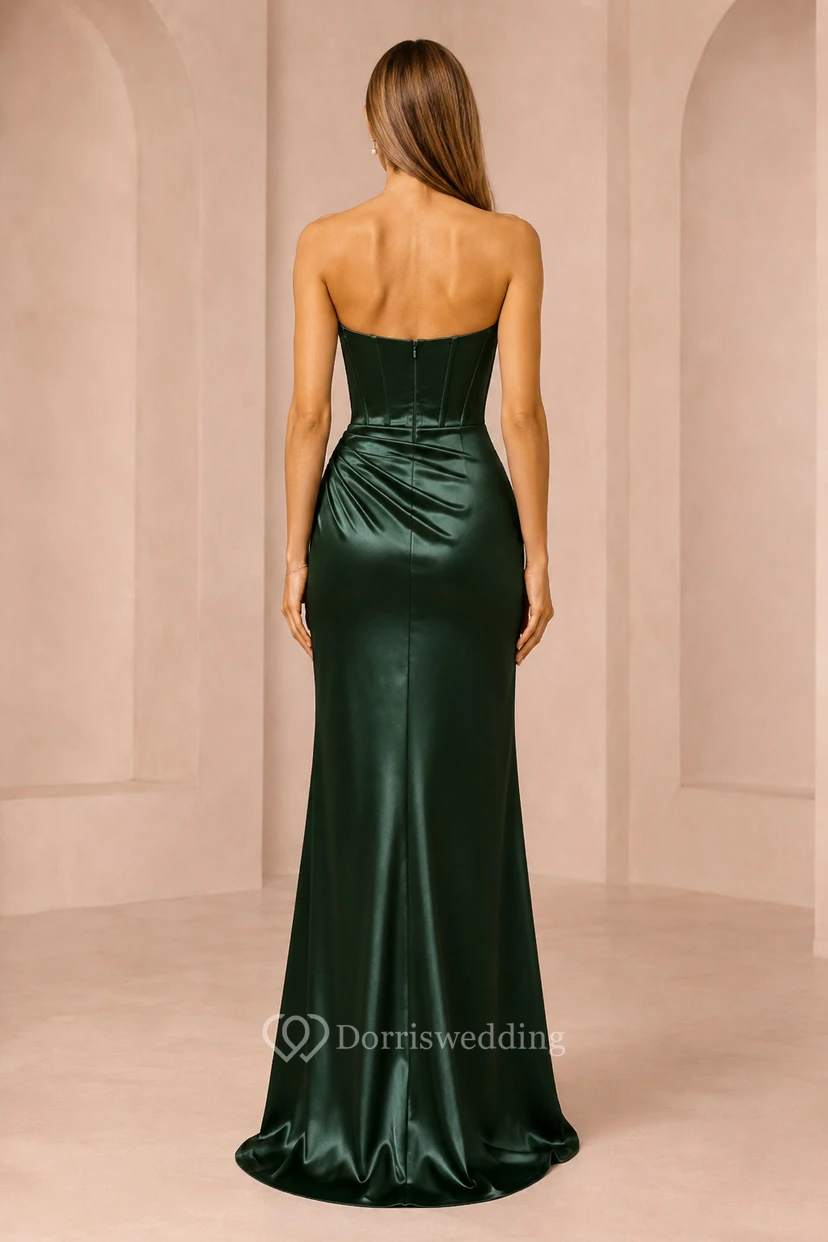 Vestido formal de satén verde oscuro sin tirantes estilo sirena con corpiño tipo corsé con escote corazón. view 2