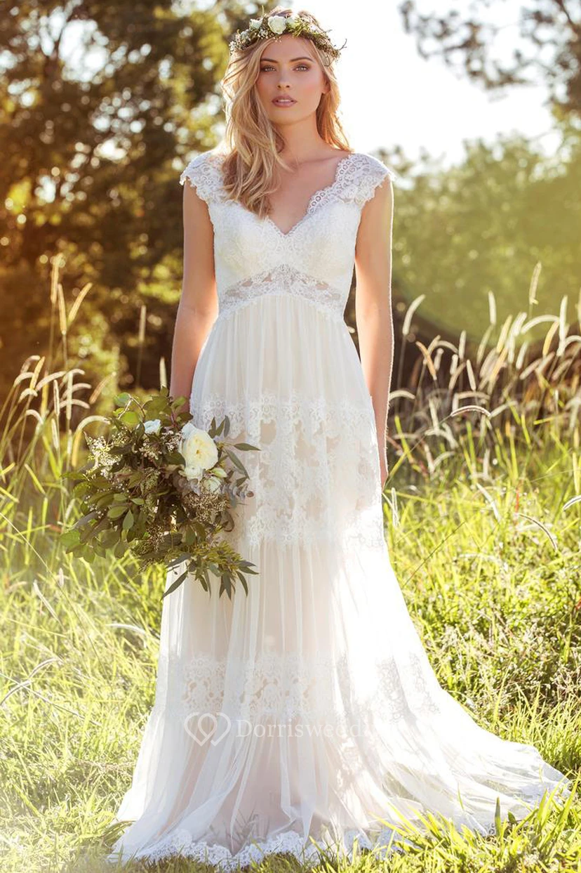 Robe de mariée longue à col en V et manches courtes, ornée de dentelle et de tulle appliqués video preview