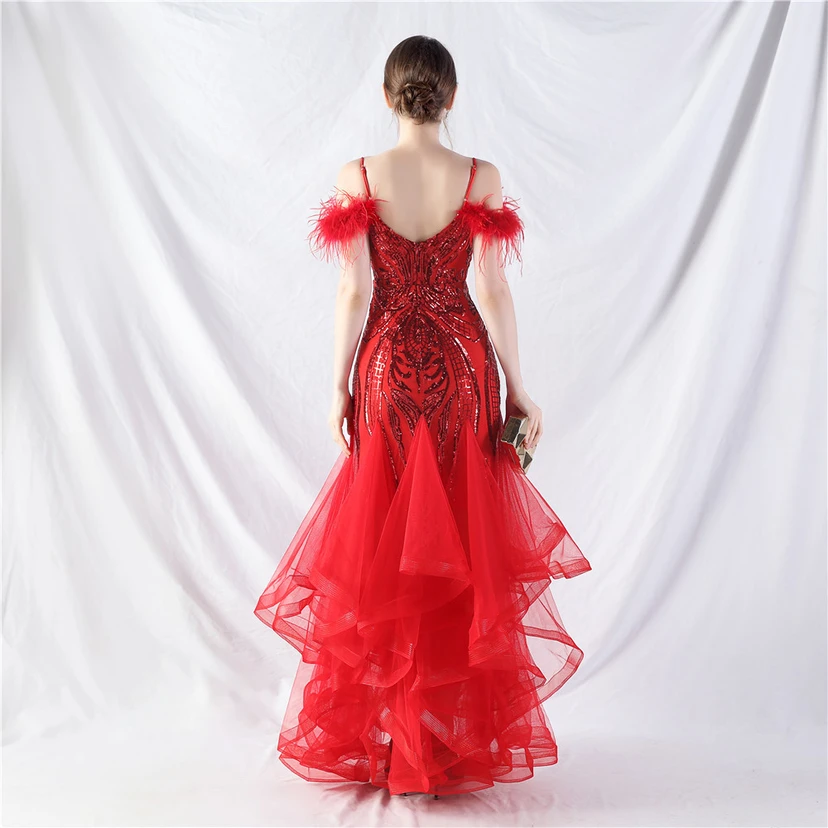 Robe de danse artisanale en filet rigide orné de plumes d'autruche, de perles et de fleurs, confectionnée en maille. view 6