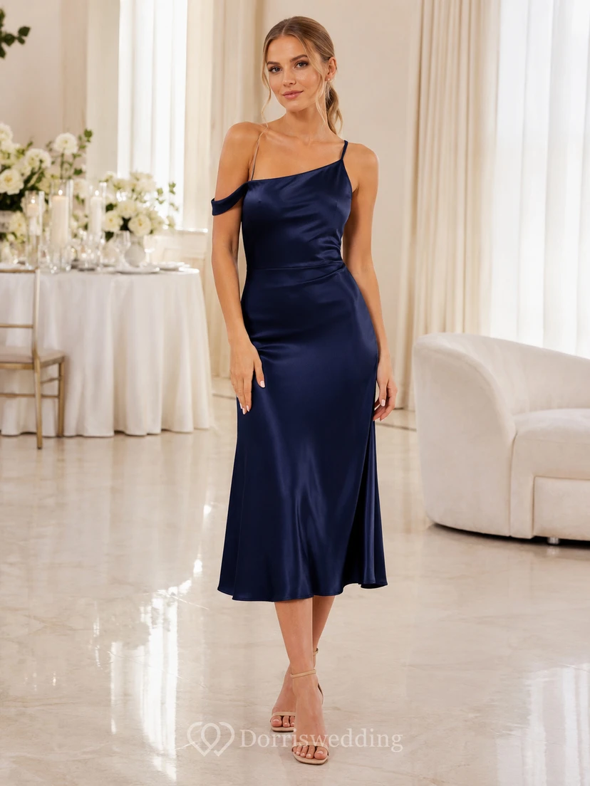 Vestido midi de satén drapeado azul marino oscuro con hombros descubiertos para invitadas