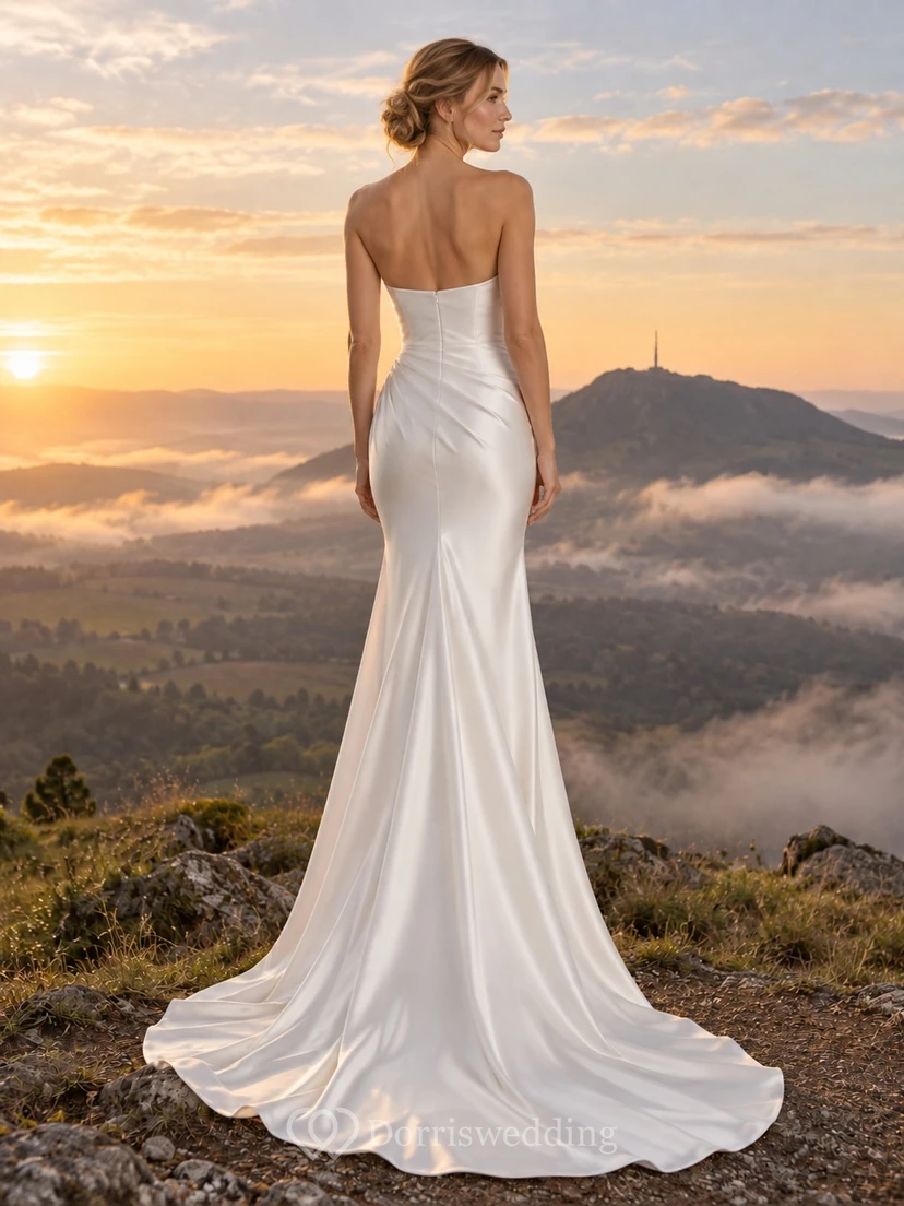 Vestido de novia sencillo de satén estilo sirena, sin tirantes y con cola larga. view 2
