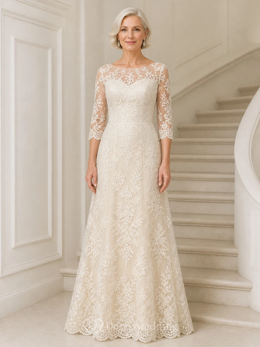 Robe de mère de la mariée, délicate et pudique, en dentelle, coupe trapèze, longueur au sol, manches trois-quarts, col bateau, manches trois-quarts.