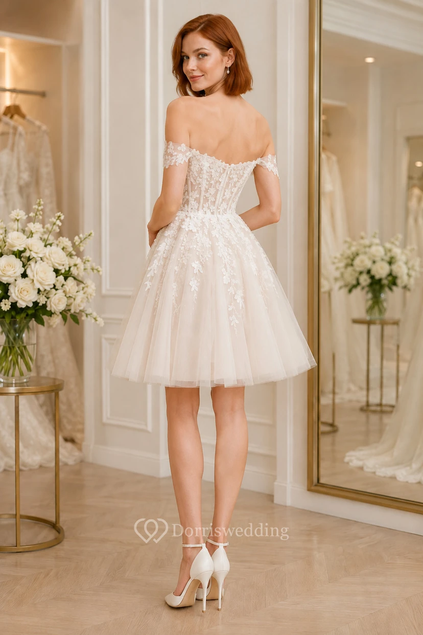 Robe de mariée courte en tulle à épaules dénudées avec corsage corset en dentelle view 2