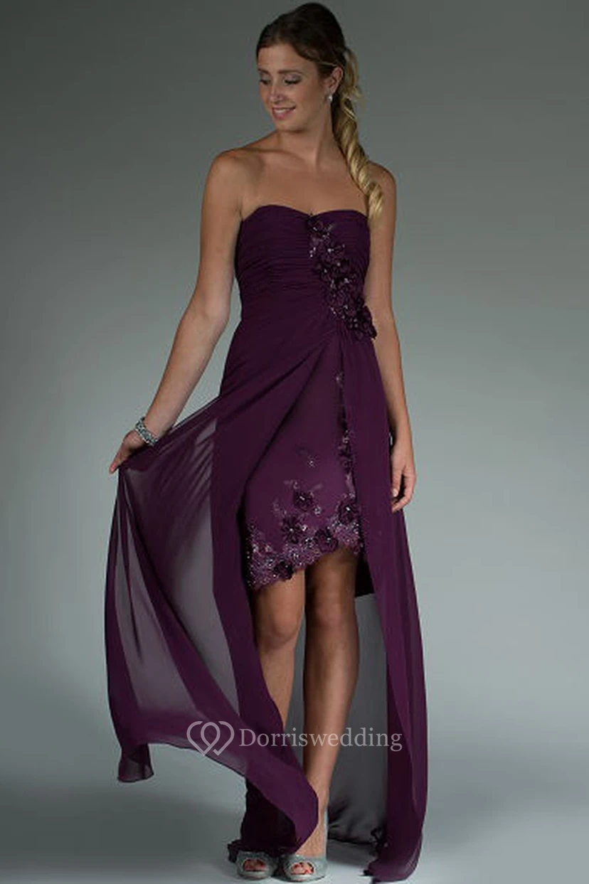 Robe fourreau asymétrique à fleurs, décolleté cœur, pour la mère de la mariée, avec châle en mousseline et détails en cristal.