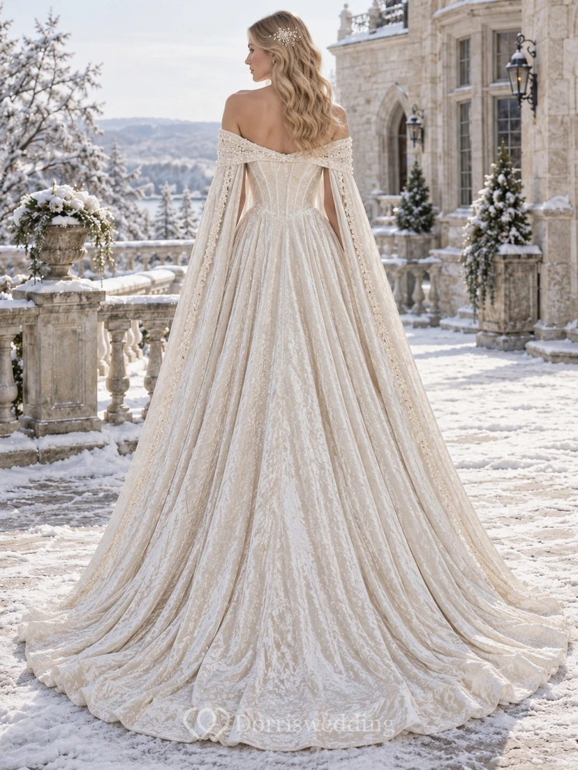 Vestido de novia de invierno con corpiño de paneles, hombros descubiertos y capa de terciopelo texturizado. view 2